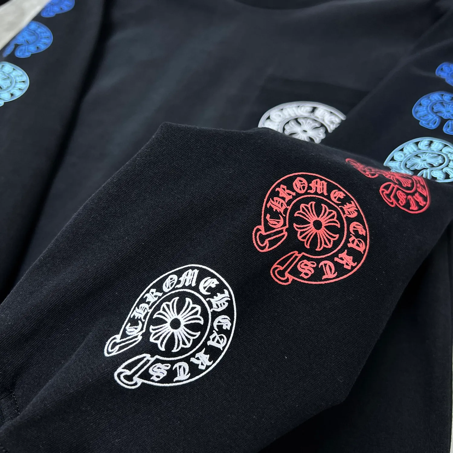 P160 Chrome Hearts 🍁Long T series🍁 Same series at the counter Chrome color spine gradient small horseshoe length T Imported environmentally friendly glue printing and dyeing Specially customized original 1:1 high gram weight comfortable fabric Recommended color: white black Size: S, M, L, XL